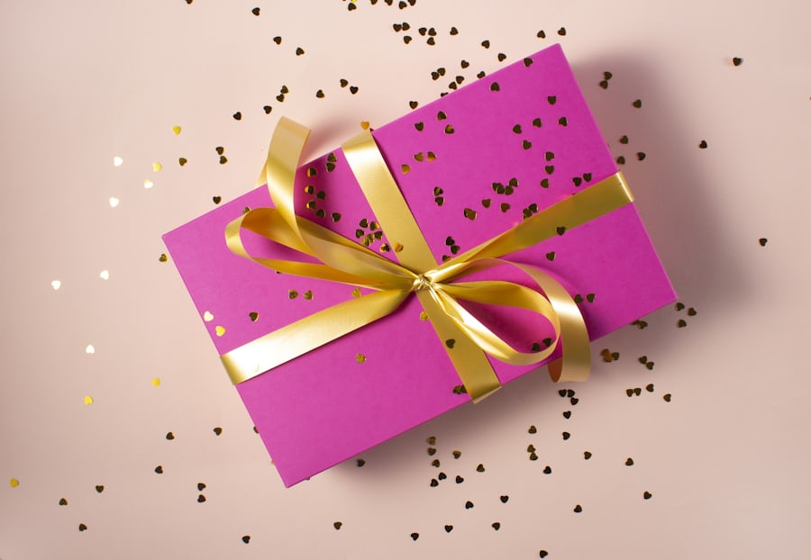 Kado dengan pita emas melambangkan bonus member baru