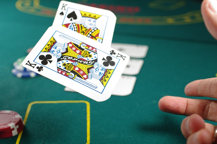 Pemain poker memegang kartu remi di meja dengan tumpukan chip