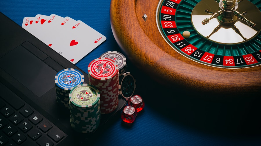 Roda roulette dan meja kasino dengan dealer siap memutar